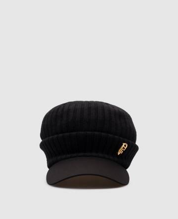 Черная кепка из шерсти в рубчик