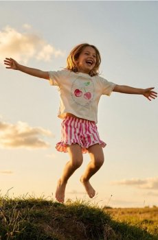 Комплект із футболки з шортами - різнобарвний