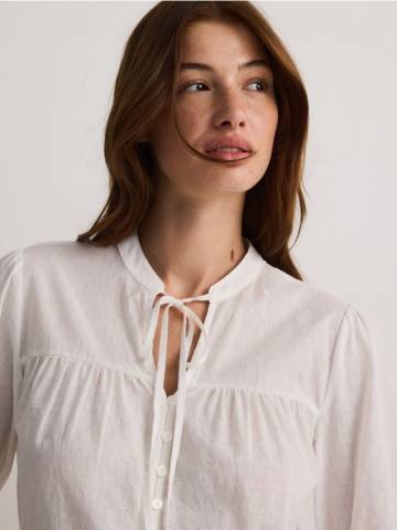 Reserved - Бавовняна сорочка з оборкою по низу - білий - VE120-00X