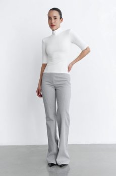 Молочний трикотажний топ із коміром-стійкою