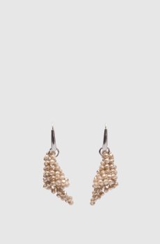 Бежевые серьги в форме лепестков