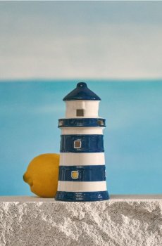 Керамічний свічник у формі маяка - різнобарвний