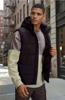 Квітований пuffer жилет з капюшоном - чорний