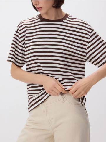Reserved - Бавовняна футболка у смужку - нюдовий - 955ED-02X
