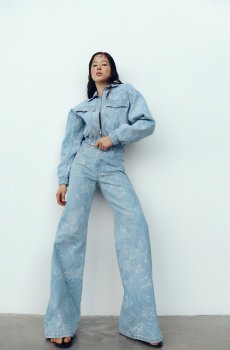 Блакитні джинси прямого крою із принтом