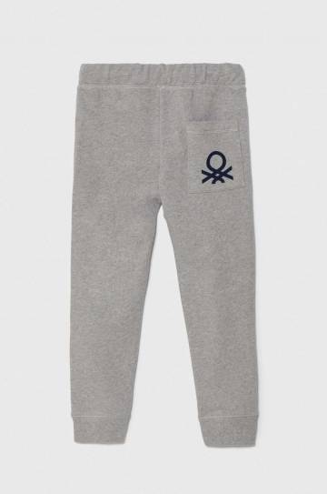 Детские хлопковые брюки United Colors of Benetton цвет серый однотонные 3J68CF058 Детские хлопковые брюки United Colors of Benetton цвет серый однотонные 3J68CF058