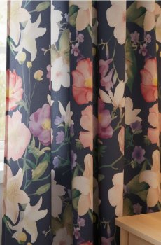 Велюрова штора з квітковим мотивом - темно-синій