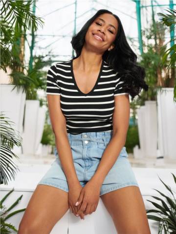 Футболка з v-подібним вирізом - чорний