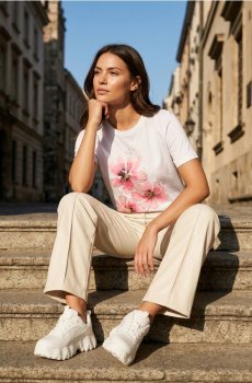 Бавовняна футболка з принтом - кремовий