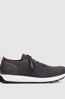 Серые кроссовки с логотипом