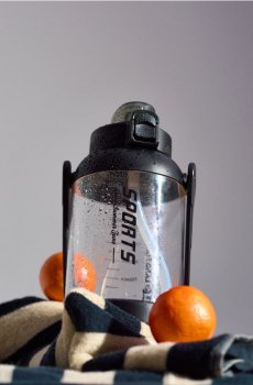 Пляшка для води з мірною шкалою та ручкою - чорний