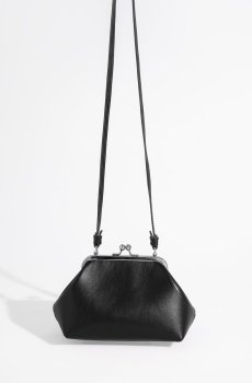 Чорна сумка-саквояж із натуральної шкіри