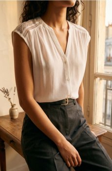 Сорочкова блузка з декоративним мереживом - білий