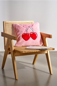 Плюшева декоративна наволочка з мотивом вишень - пастельний рожевий