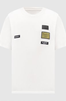Белая футболка с брендовыми нашивками