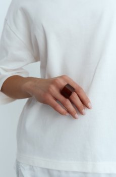 Коричнева масивна каблучка