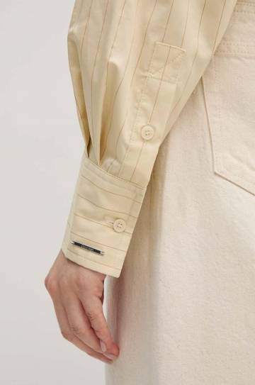 Хлопковая рубашка Calvin Klein женская цвет бежевый regular классический воротник K20K207585 Хлопковая рубашка Calvin Klein женская цвет бежевый regular классический воротник K20K207585