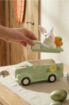 Великодня декорація у формі зайця в вантажівці - різнобарвний