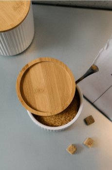 Рифлений керамічний контейнер для їжі з бамбуковою кришкою - білий