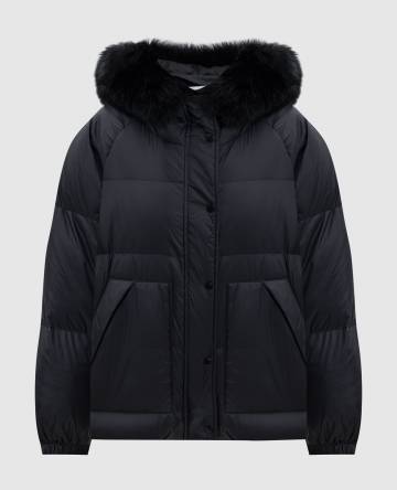 Черный пуховик с мехом лисы