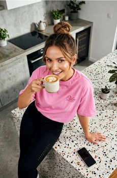 Футболка з принтом на спині - рожевий