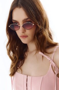 Рожеві сонцезахисні окуляри з овальними лінзами в оправі