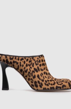 Коричневые кожаные мюли в анималистичный принт