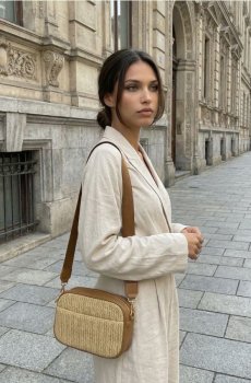 Сумка месенджер з регульованим ремінцем і плетінкою - бежевий