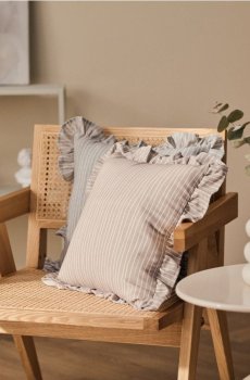 Наволочка в смужку з воланом - бежевий