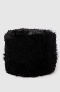 Черная шапка с мехом овчины
