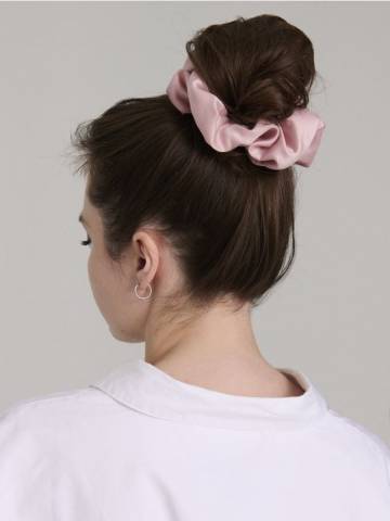 Гумка для волосся scrunchie - пастельний рожевий Гумка для волосся scrunchie - пастельний рожевий