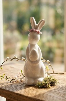 Великодня керамічна фігурка зайця з квітковим обручем - білий