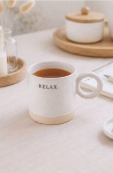 Чашка з круглою ручкою та написом - кремовий