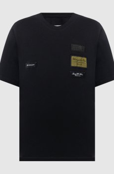 Черная футболка с брендовыми нашивками