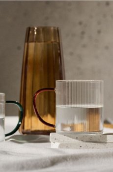 Рифлений скляний кухоль з ручкою - бурштиновий