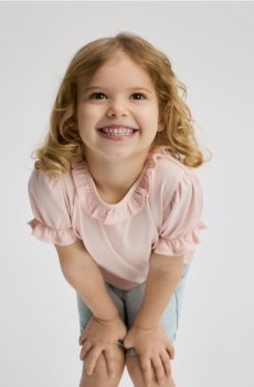 Reserved - Бавовняна футболка з оборкою - пастельний рожевий - 260HU-03X