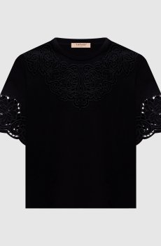 Черная футболка с вышивкой ришелье