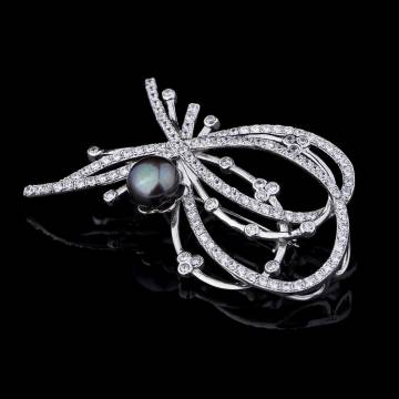 Серебряная брошь с фианитами и культ. пресн. жемчугом 16071 Серебряная брошь с фианитами и культ. пресн. жемчугом 16071