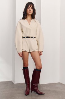 Молочні короткі шорти із костюмної тканини