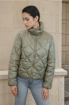 Стьобана куртка з високим коміром - свіжий зелений