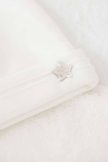 Хлопковая шапочка для младенцев Tartine et Chocolat цвет белый из тонкого трикотажа хлопковая