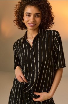 Віскозна сорочка regular fit з коротким рукавом - чорний