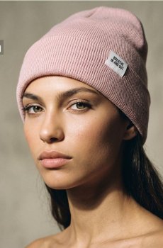 Шапка beanie з нашивкою - пастельний рожевий