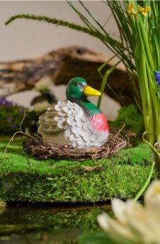 Садова декорація у формі качки - різнобарвний