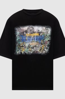 Черная футболка с брендовым принтом