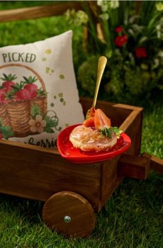 Тарілка із золотою каймою - червоний