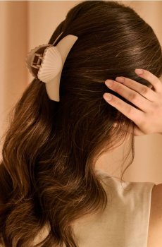 Заколка для волосся з мотивом мушлі - кремовий