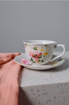 Чашка з блюдцем з квітковим принтом - рожевий