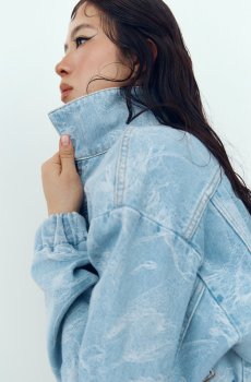 Блакитна куртка з деніму із принтом