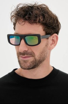 Солнцезащитные очки Guess